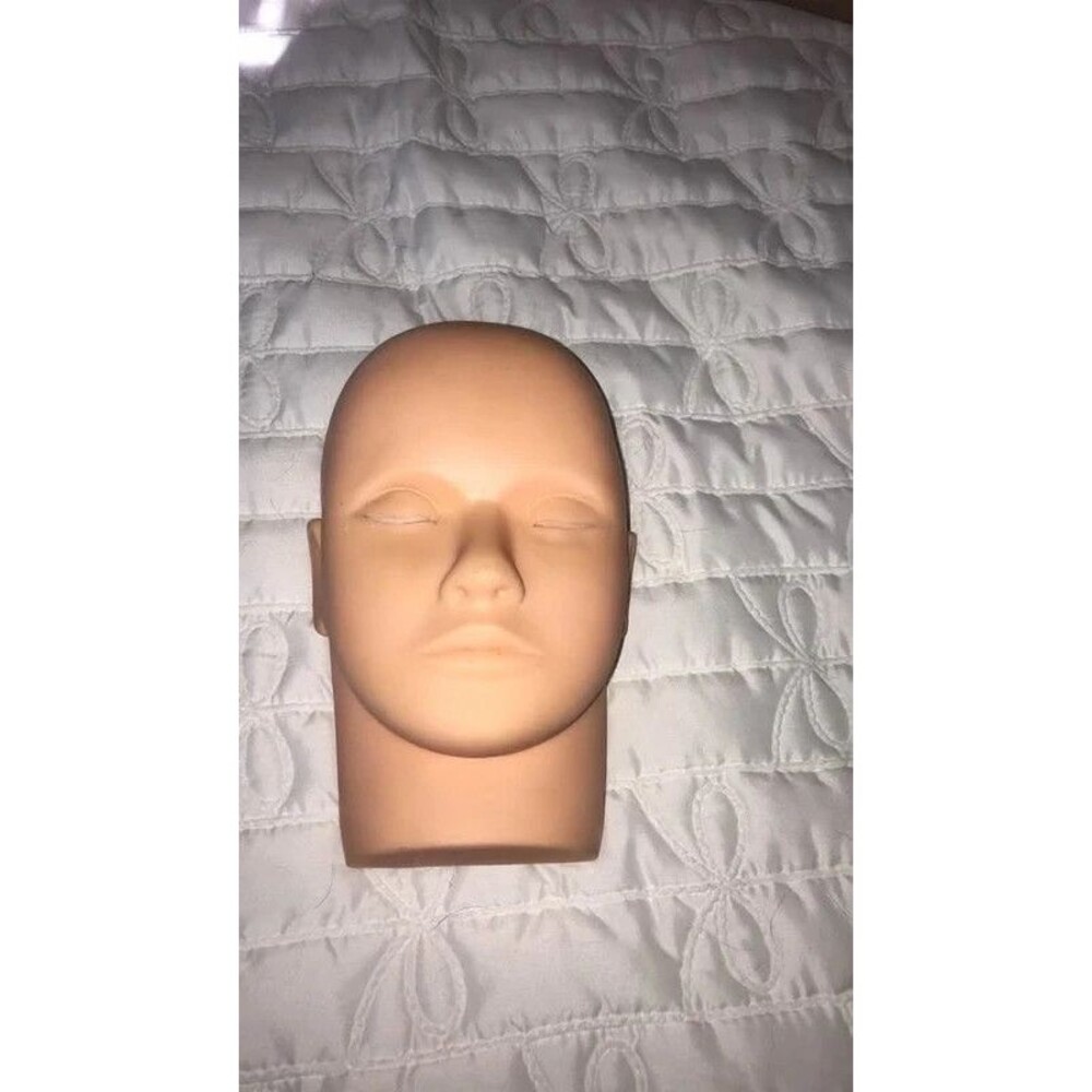lashing mannequin for esthetics practice